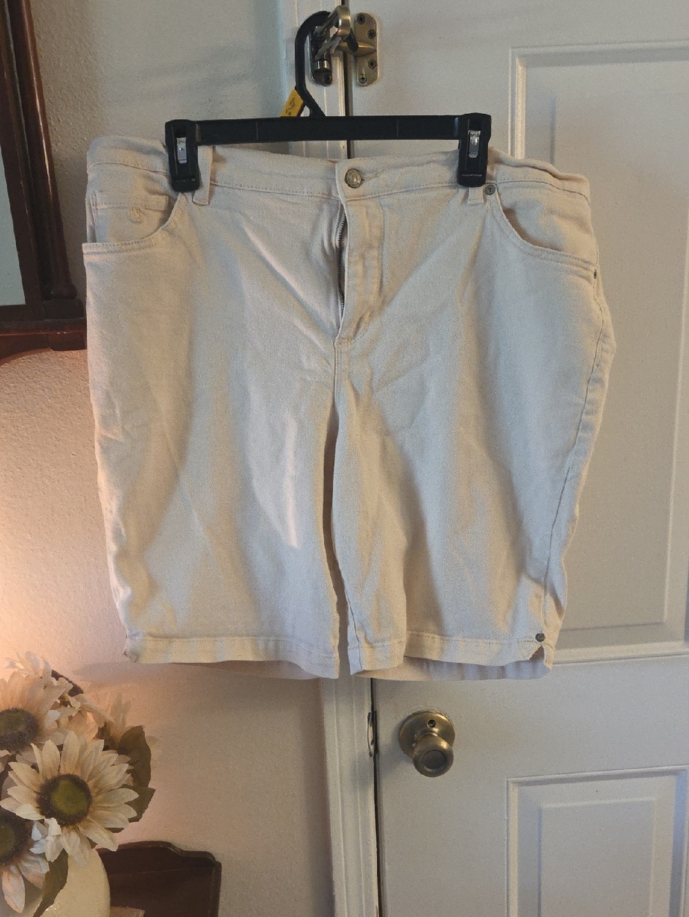 Gloria Vanderbilt Light Cream Denim Shorts Amanda 5 Pocket Sz 16